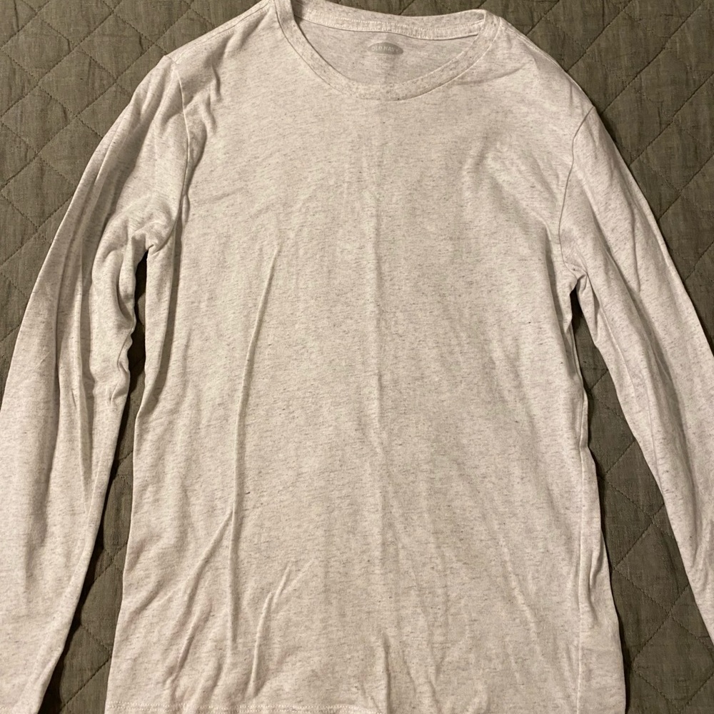 Men’s Old Navy long sleeve t-shirt.